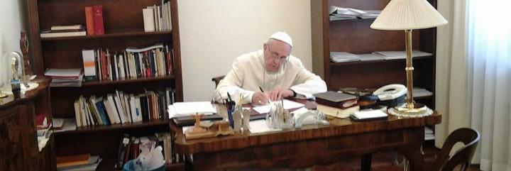 papa francisco escribiendo en el despacho